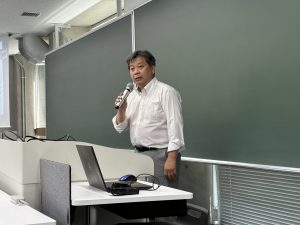 ERATO片岡ラインX線ガンマ線イメージングの全体会議にて、朝日教授が開会の挨拶をされている様子。